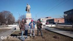 Колыванские коммунисты провели субботник у памятника Владимиру Ленину